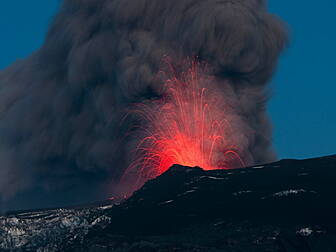 Planes on alert as Icelandic v...